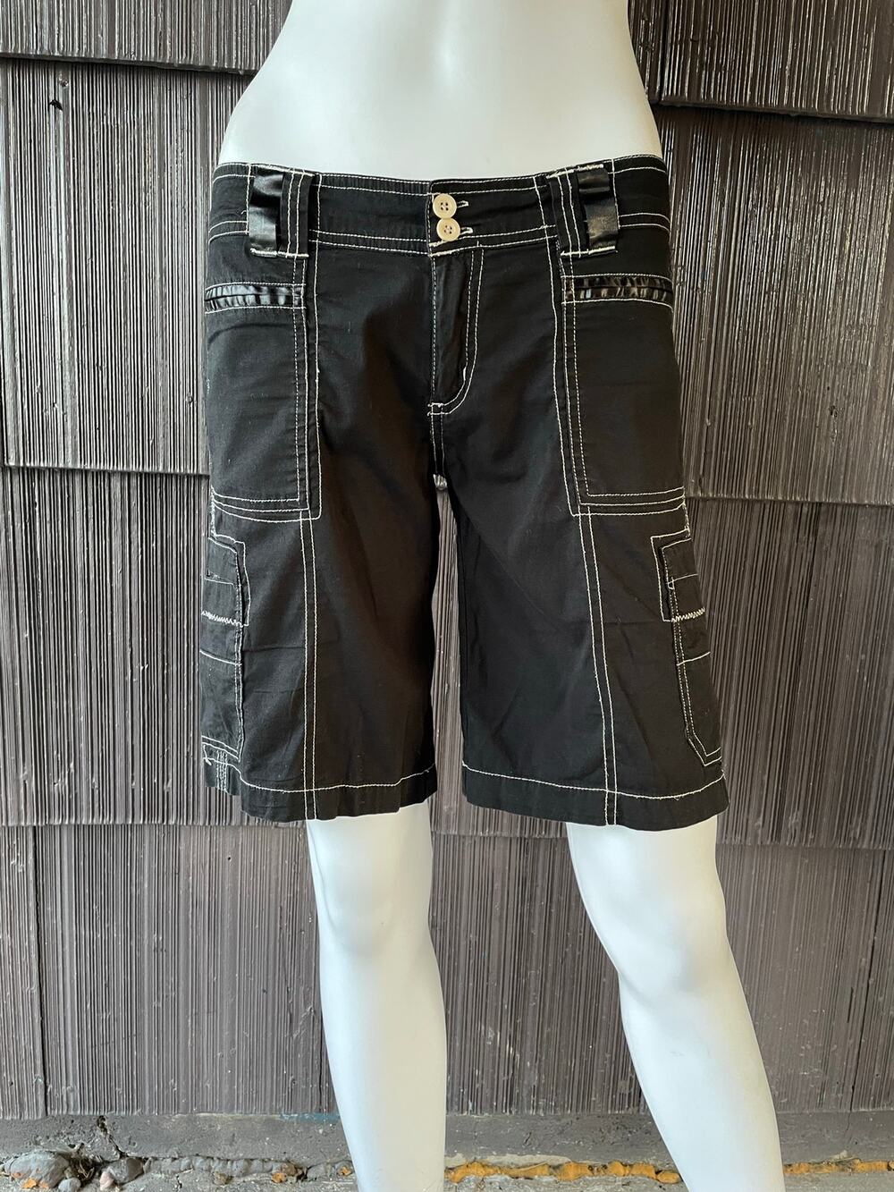 🔥VTG Y2K 90s Black Cargo Shorts contrast Stitch  Low Rise Mall Goth Grunge Rave